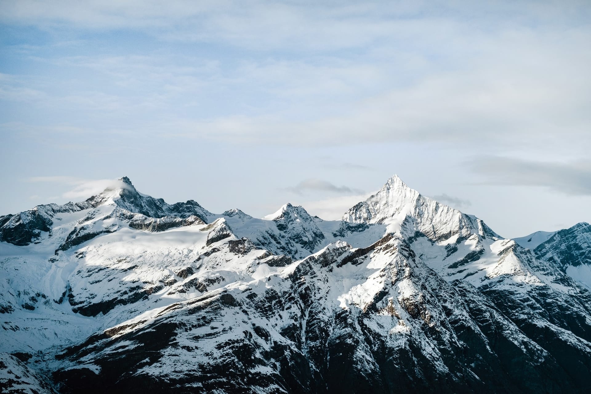 Snødekte fjell Rocky fjellrygg med snødekte topper